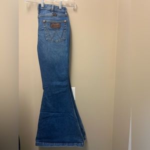 Wrangler Women’s retro high rise trumpet flare Jean